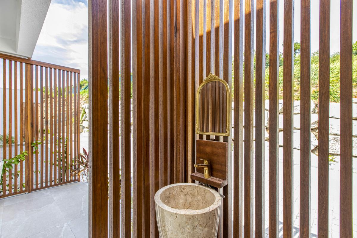 29 Location villa Baie Orientale Saint Martin_douche exterieure 3